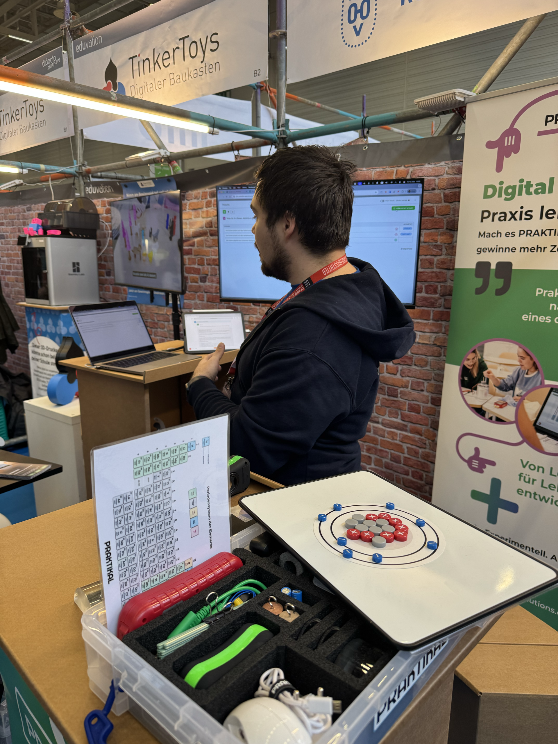 Omari Loid bei einer Live-Demo von Praktikal auf dem Didacte Messestand